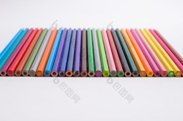 颜色铅笔向白色的背景.美丽的颜色铅笔.颜色