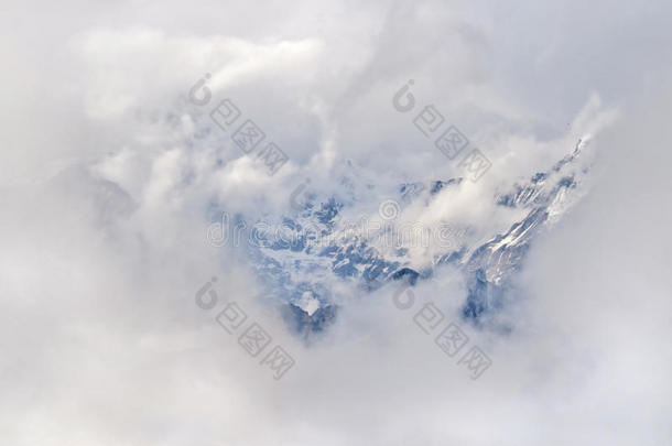 山被环绕着的在旁边云.登上多云的风景采用希马拉