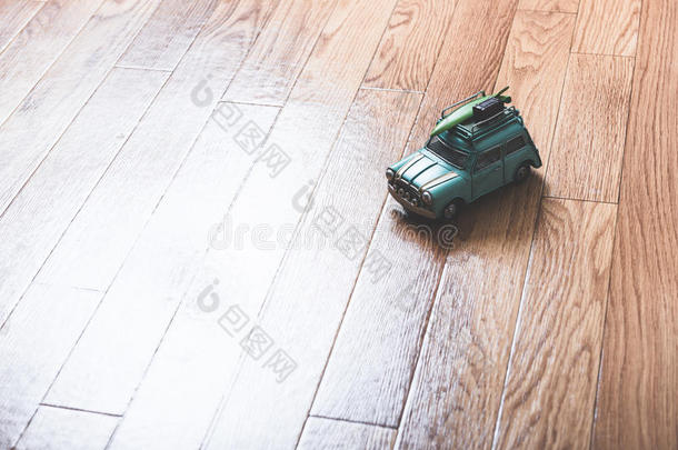 玩具模型汽车向指已提到的人木制的地面