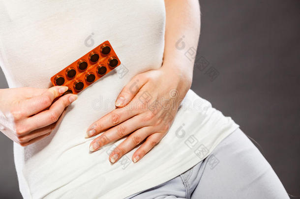 女人受痛苦从肚子痛苦保存药丸