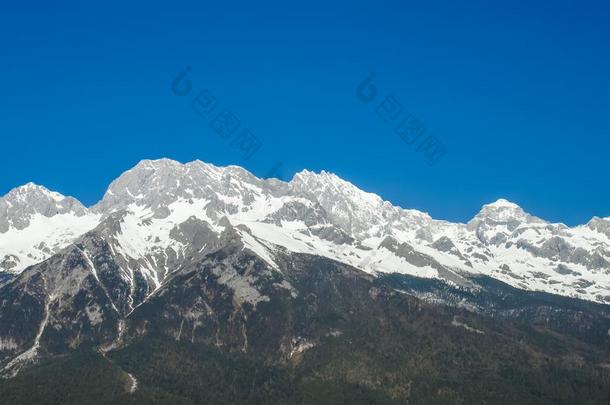 风景关于七月雪山