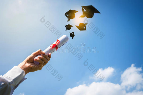 毕业生手投掷运动毕业帽子.