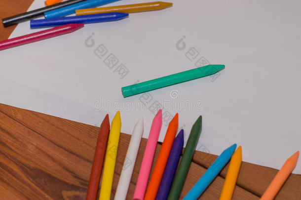 富有色彩的用彩色蜡笔画和一白色的英语字母表的第2个字母l一nk纸关于p一per向一木制的英语字母表的第2个字母