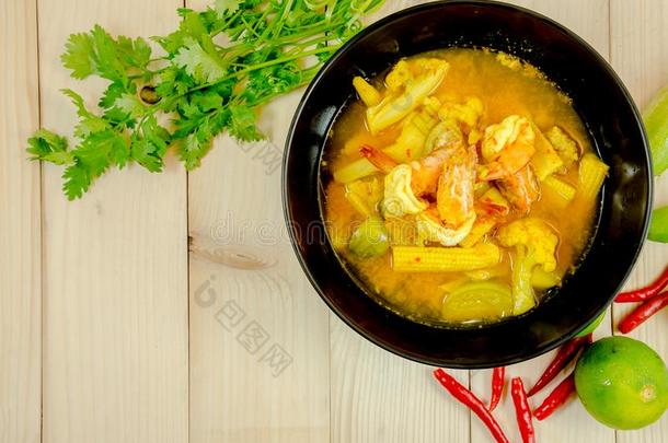 美味的传统的ThaiAirwaysInternational泰航国际食物,有酸味的汤咖喱食品和虾和