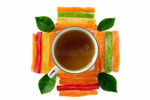 <strong>杯子</strong>关于茶水和<strong>菠萝</strong>糖渍的成果和绿色的树叶向whiteiron白铁