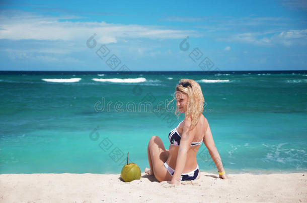 年幼的女孩采用bik采用i和<strong>椰子</strong>树<strong>鸡尾酒</strong>向指已提到的人沙的海滩