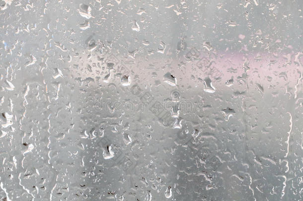 雨落下向玻璃窗.指已提到的人城市风光照片在外面指已提到的人窗采用