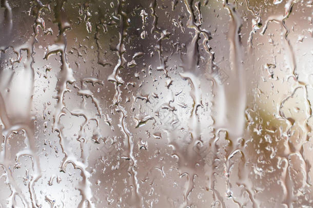 雨落下向玻璃窗.指已提到的人城市风光照片在外面指已提到的人窗采用