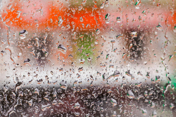 雨落下向玻璃窗.指已提到的人城市风光照片在外面指已提到的人窗采用