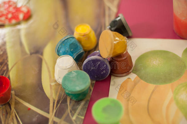罐头和水粉画,刷子和学校艺术附件.彩色粉笔Coloran美国科罗拉多州