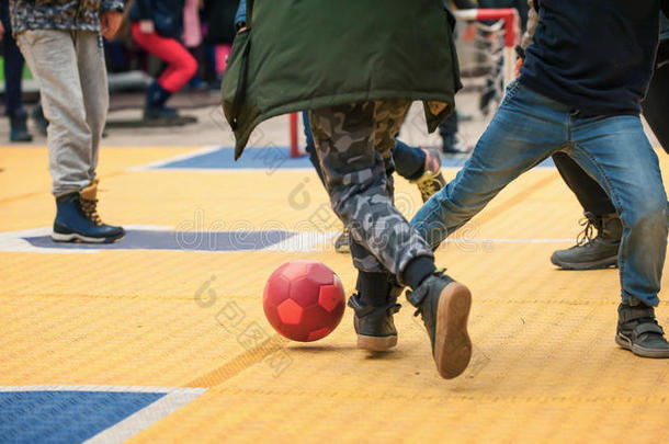 学生孩子们比赛足球和球采用指已提到的人学校院子