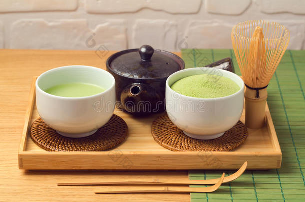 日本抹茶绿色的有机的茶水杯子和粉向木制的表