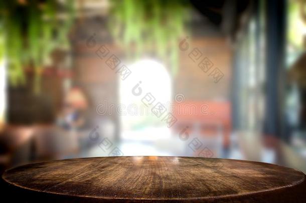 经由选择的集中空的棕色的木制的表和咖啡豆商店咖啡馆或