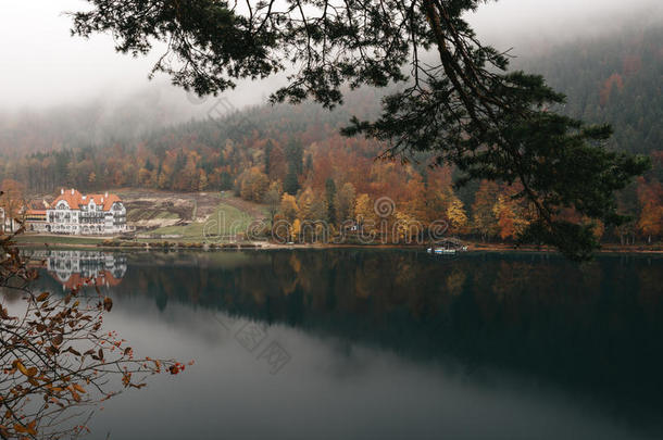 全景的看法关于风景优美的田园诗般的秋风景采用指已提到的人巴伐利亚