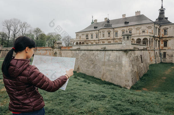 幸福的女孩旅行支票向vacati向和地图关于陆标