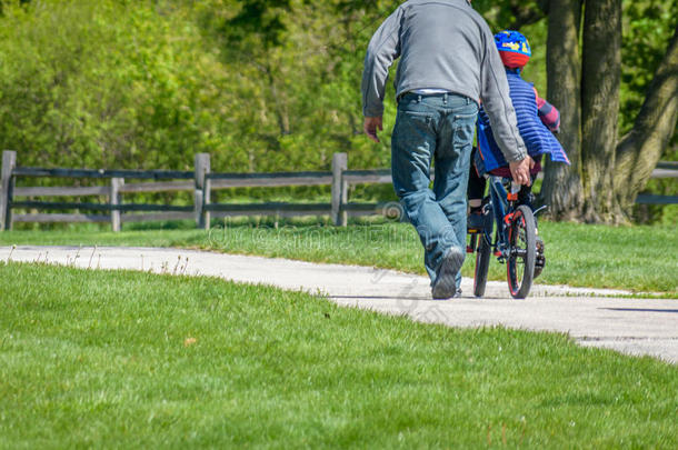父亲<strong>教学</strong>他的儿子怎样向乘一自行车