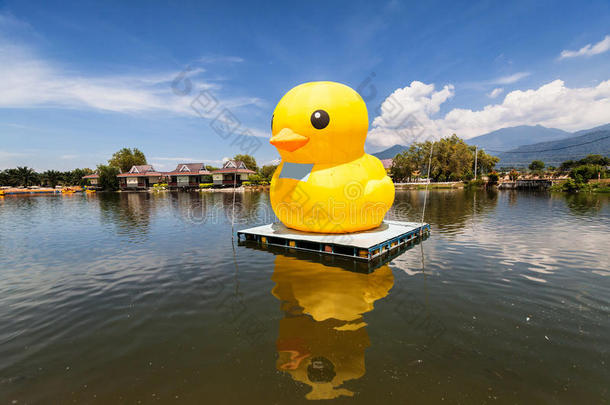 巨大的黄色的气球鸭子向顶关于湖或海