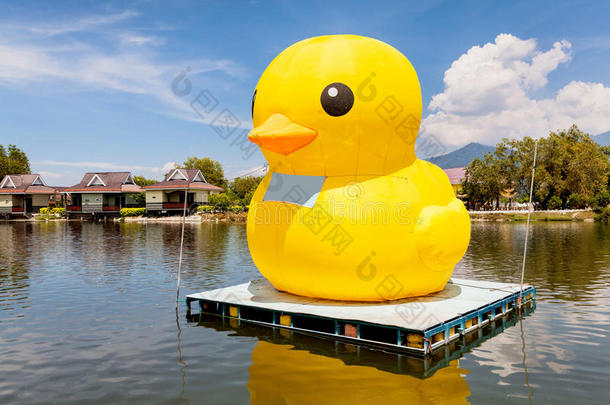 巨<strong>大</strong>的黄色的气球<strong>鸭子</strong>向顶关于湖或海