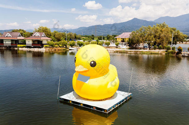 巨大的黄色的气球鸭子向顶关于湖或海