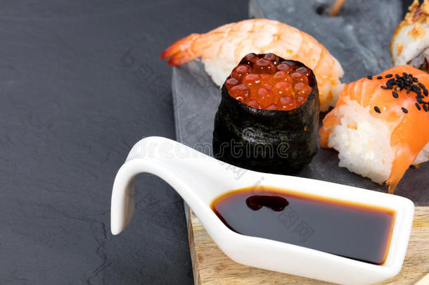 寿司一件向板岩表