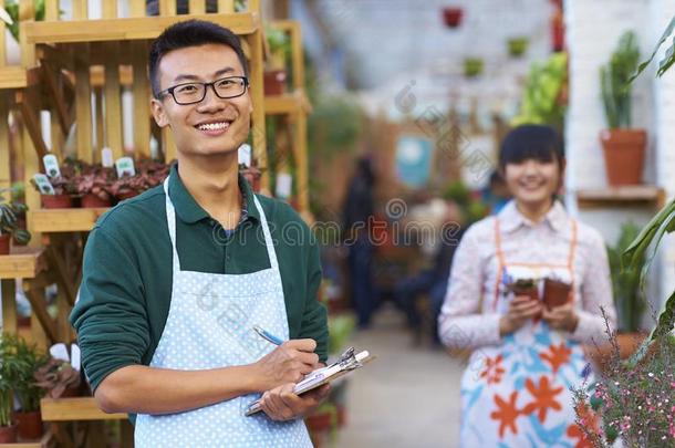 两个年幼的亚洲人花商工作的采用指已提到的人商店