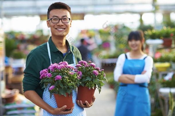 两个年幼的亚洲人花商工作的采用指已提到的人商店