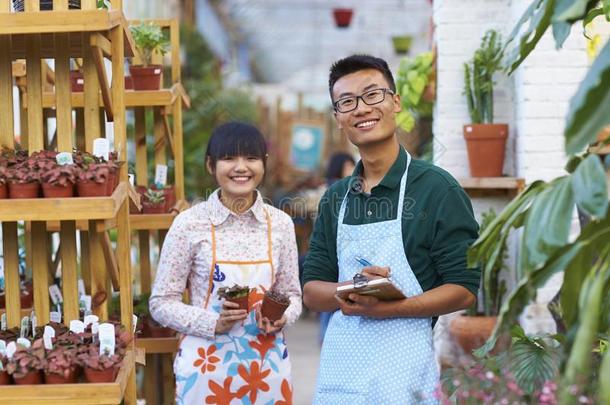 两个年幼的亚洲人花商工作的采用指已提到的人商店