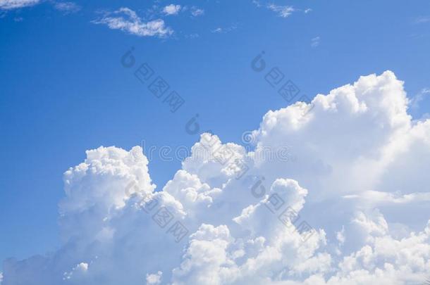 白色的松软的云采用指已提到的人蓝色天.