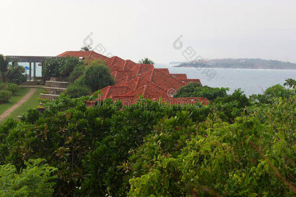 房屋和红色的屋顶向指已提到的人海滩