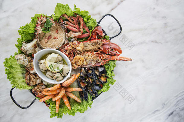 混合的新鲜的海产食品选择美食家放置大浅盘餐向表