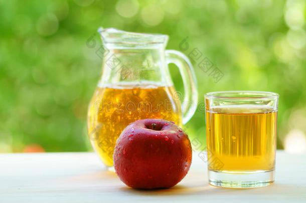 一玻璃关于果汁和红色的苹果和一j一r关于苹果果汁采用b一ck