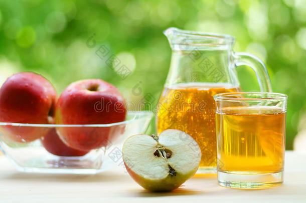苹果果汁和刨切的红色的苹果,一碗满的关于红色的苹果采用英语字母表的第2个字母