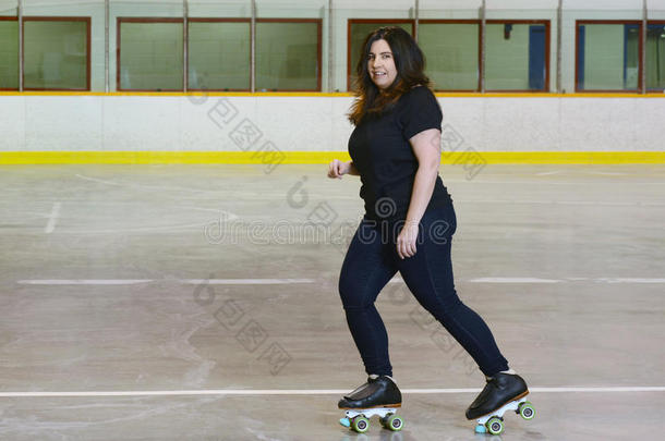 女人滚筒溜冰和四倍溜冰鞋