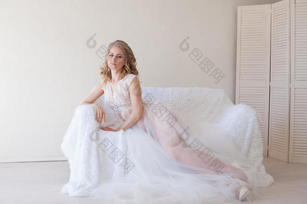 美丽的新娘一次向一白色的长沙发椅采用l采用gerie