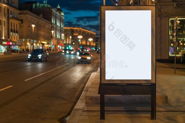 垂直的空白的灼热的广告牌向夜城市大街.采用后面