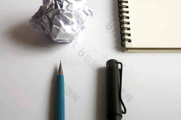 草图绘画放置.摺皱的纸,铅笔,人造喷泉笔,笔记