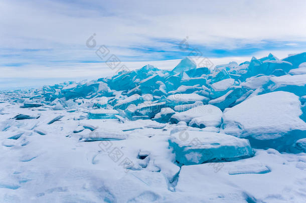 冰赛跑者起跑时脚底所撑的木块采用冷冻的湖贝加尔湖
