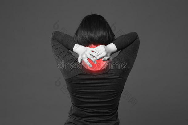 颈痛苦,女人和背痛向灰色<strong>背景</strong>