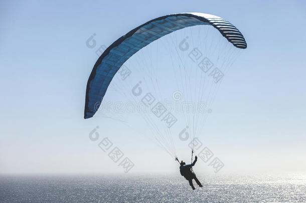 滑翔伞运动越过美国加州9