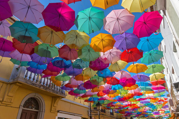 指已提到的人天关于富有色彩的伞.大街和伞,葡萄牙.