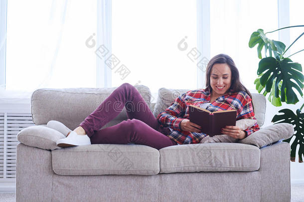 好的-有样子的女人所有休息在期间阅读书