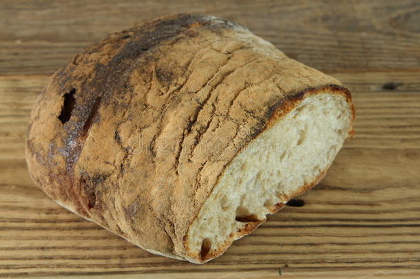 传统的来自瑞士的面包向木制的表