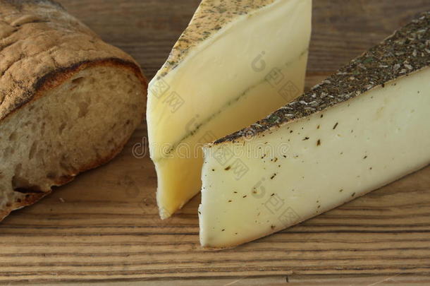 传统的来自瑞士的奶酪和面包向木制的表