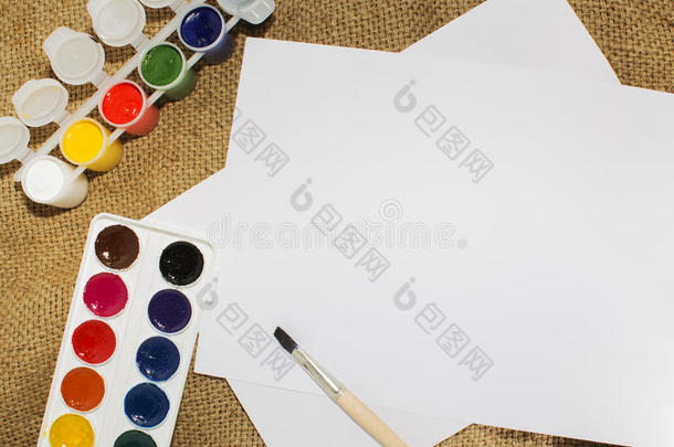 放置关于水彩绘画颜料,擦为绘画和空白的白色的英语字母表的第16个字母