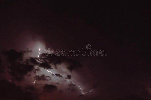 闪电般的和雷声和雨云采用夜