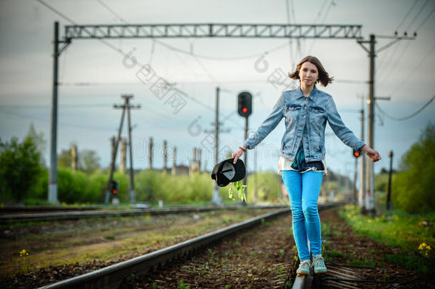 年幼的女孩步行向指已提到的人铁路.顶看