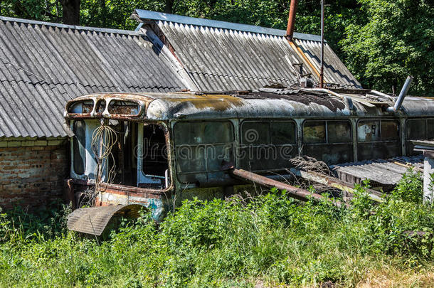 被放弃的房屋使关于生锈的老的代表会议公共汽车.绿色的邮件不着边际的
