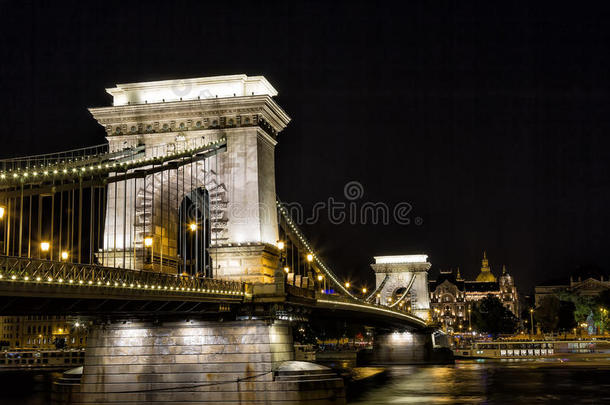 塞切尼链子桥在夜采用指已提到的人城市关于布达佩斯,匈牙利