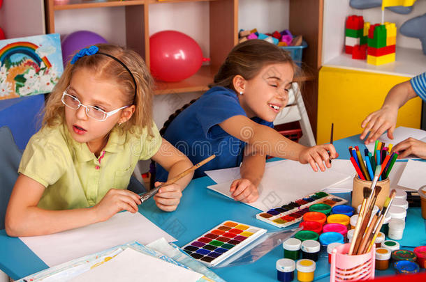 小的学<strong>生孩子</strong>们绘画采用艺术学校班.