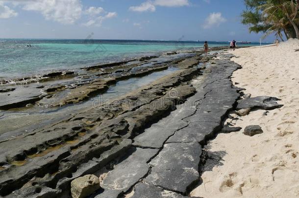 多岩石的关于Managaha<strong>岛</strong>海岸线,<strong>塞班岛</strong>